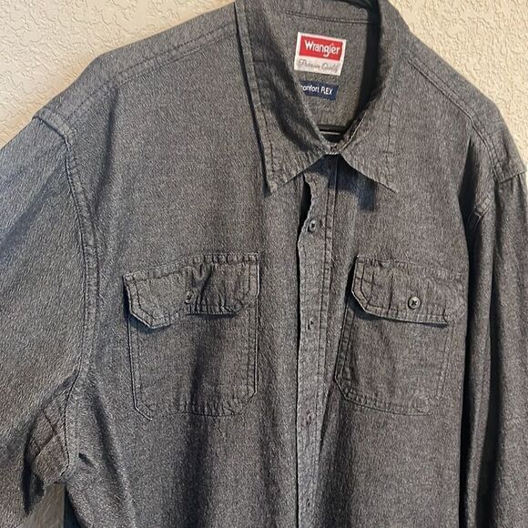 Wrangler- Premium Quality- Men’s Denim Button Down Dress Shirt, Size XL - Picture 3 of 6